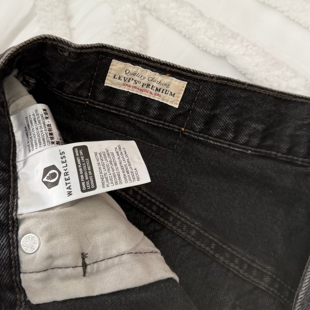 Levi’s premium Black Distressed Women's Shorts - Picture 2 of 7